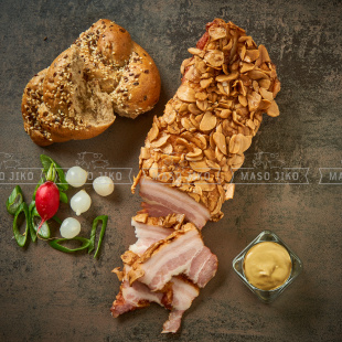 Uzený bok s česnekem krájený